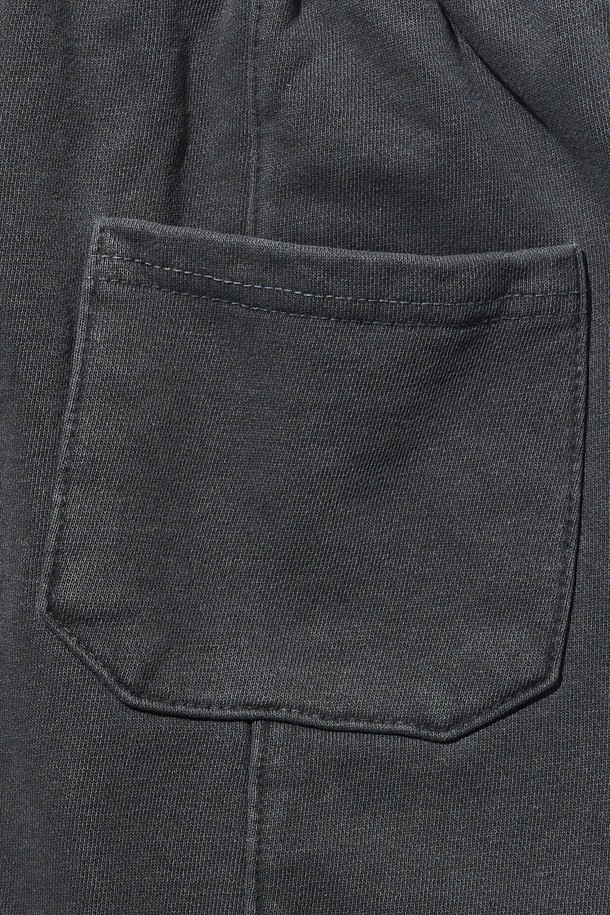 CB IN PIGMENT LINE SHORTS (CHARCOAL)는 부드러운 면 소재로 제작되어 편안한 착용감을 선사하는 남성용 릴랙스핏 반바지입니다. 차콜 컬러의 무지 디자인에 신축성 있는 허리 밴딩과 포켓 라인 디테일을 더해 캐주얼하면서도 베이직한 스타일을 연출합니다. 봄, 여름 시즌 데일리룩에 활용하기 좋은 중간 기장의 반바지입니다.
