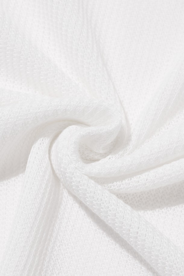 화이트 컬러의 TWO BUTTON SUMMER OVER CARDIGAN은 얇은 두께감으로 부드럽게 착용되는 여름용 가디건입니다. 루즈핏과 오버핏으로 편안한 착용감을 선사하며, 드롭숄더 디자인과 투버튼 디테일이 돋보입니다. 라운드넥과 긴소매 디자인으로 베이직하면서도 캐주얼한 스타일을 연출하여 에어컨 가디건으로 활용하기 좋습니다.
