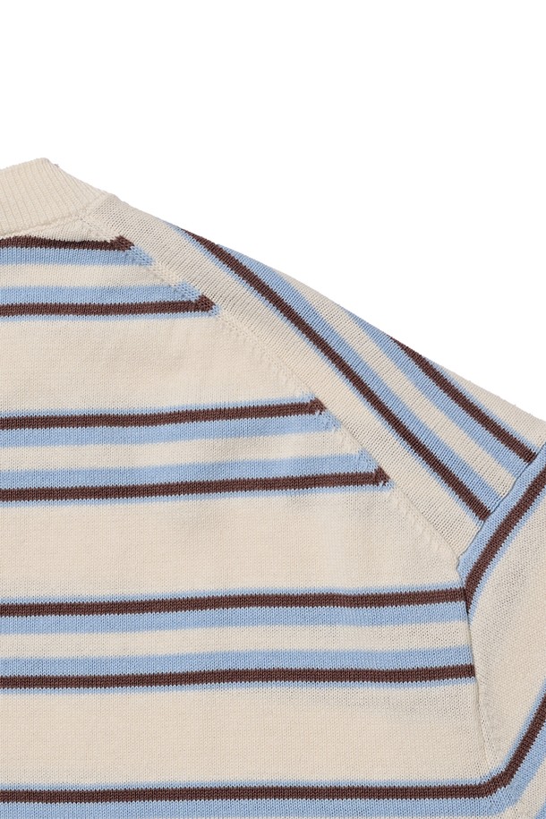 **STRIPE EDITION HALF KNIT (IVORY)**는 부드러운 촉감의 면 소재로 제작된 반소매 라운드넥 니트입니다. 아이보리, 차콜, 블루 컬러의 스트라이프 패턴이 돋보이며, 얇은 두께감으로 여름철에도 시원하게 착용할 수 있습니다. 밀도 높은 원사를 사용하여 착용감이 우수하며, 베이직하고 캐주얼한 스타일로 데일리 아이템으로 활용하기 좋습니다.
