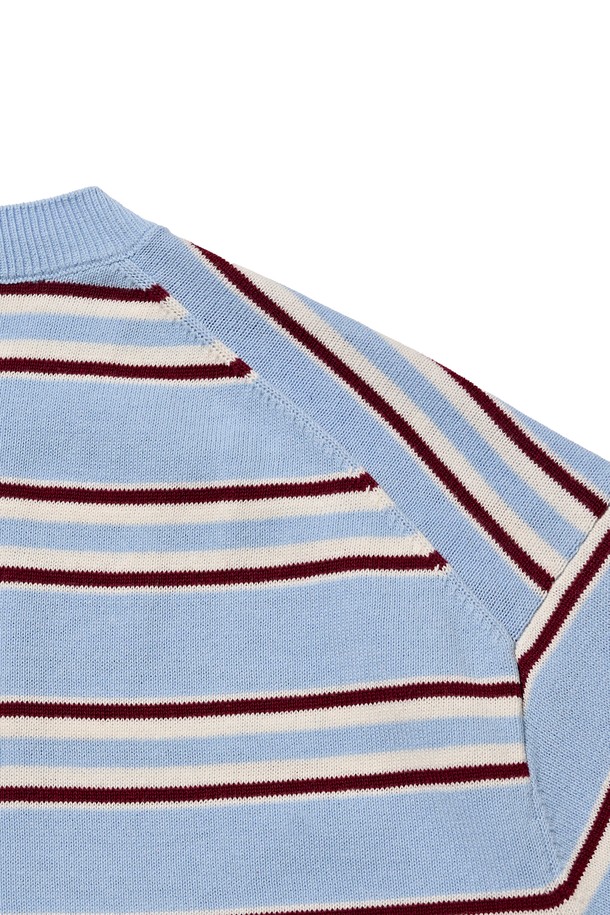 **STRIPE EDITION HALF KNIT (BLUE)**는 여름철에도 시원하게 착용할 수 있는 공용 반소매 니트/스웨터입니다. 부드러운 면 소재에 레귤러핏과 라운드넥 디자인으로 편안한 착용감을 선사하며, 블루, 차콜, 아이보리 세 가지 색상으로 만나볼 수 있습니다. 고밀도 원사를 사용하여 제작되었으며, 베이직한 스트라이프 패턴으로 다양한 스타일링에 활용하기 좋습니다.
