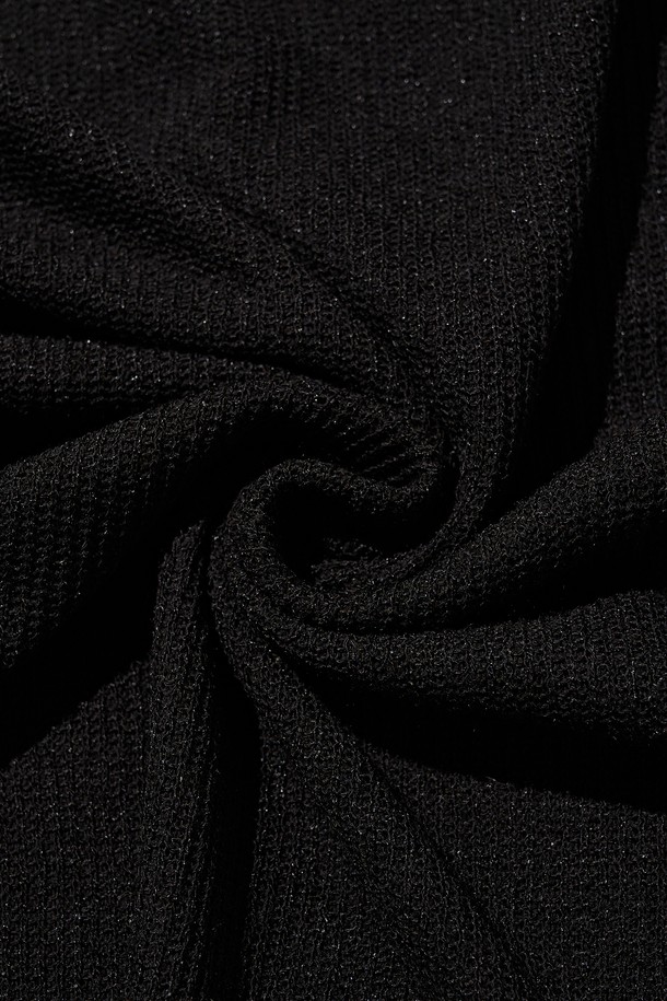 라운드 넷 컷 니트 (블랙)는 여름철에도 시원하게 착용 가능한 공용 니트/스웨터입니다. 블랙, 브라운, 그레이의 세 가지 색상으로 출시되었으며, 베이직한 스타일을 추구하는 분들께 적합합니다. 폴리에스터와 스판덱스 혼방 소재로 제작되어 흡습 및 속건 기능이 뛰어나며, 얇은 두께감과 통기성 좋은 디자인으로 쾌적한 착용감을 선사합니다. 라운드넥과 긴 소매, 절개 패턴이 특징이며, 미니멀, 클래식, 캐주얼 등 다양한 스타일 연출에 활용할 수 있습니다.
