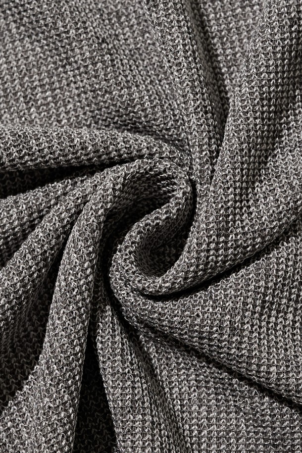 라운드 넷 컷 니트 (그레이)는 여름 바캉스룩과 휴가룩에 잘 어울리는, 캐주얼, 미니멀, 클래식 스타일의 공용 상의입니다. 폴리에스터와 스판덱스 혼방의 얇은 두께감으로 시원한 착용감을 선사하며, 긴 소매와 라운드넥 디자인이 특징입니다. 절개 패턴이 돋보이며, 부드러운 촉감과 통기성, 속건 기능을 갖춰 쾌적하게 입을 수 있습니다. 햇빛으로부터 피부를 보호해주어 여름철 데일리 아이템으로 활용하기 좋습니다. 그레이, 블랙, 브라운 세 가지 색상으로 만나보세요.
