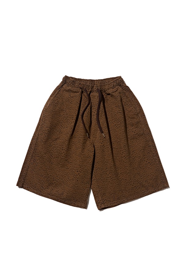 CREEZ WIND HALF PANTS (KHAKI)는 일상과 운동 모두에 적합한 남녀 공용 반바지입니다. 부드러운 폴리에스테르 소재로 제작되어 얇고 가벼우며, 뛰어난 통기성과 신축성을 제공합니다. 루즈핏에 밴딩 허리로 편안한 착용감을 선사하며, 카키색 무지 디자인으로 스포티하면서도 캐주얼한 스타일을 연출합니다.
