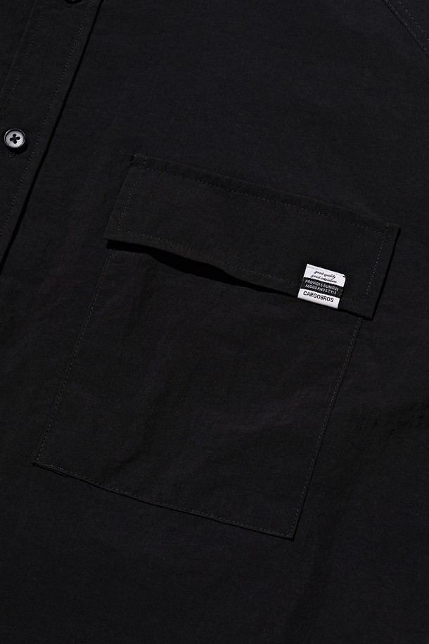 블랙과 화이트 컬러로 출시된 NYLON OVER POCKET SHORT SLEEVE SHIRT는 캐주얼한 무드의 여름 셔츠입니다. 가볍고 얇은 나일론 소재에 오버핏 실루엣, 셔츠 칼라, 반소매 기장으로 편안한 착용감을 선사하며, 앞면 투 포켓 디자인으로 실용성을 더했습니다. FREE 사이즈로 제작되어 일상 및 여행 시 폭넓게 활용하기 좋습니다.
