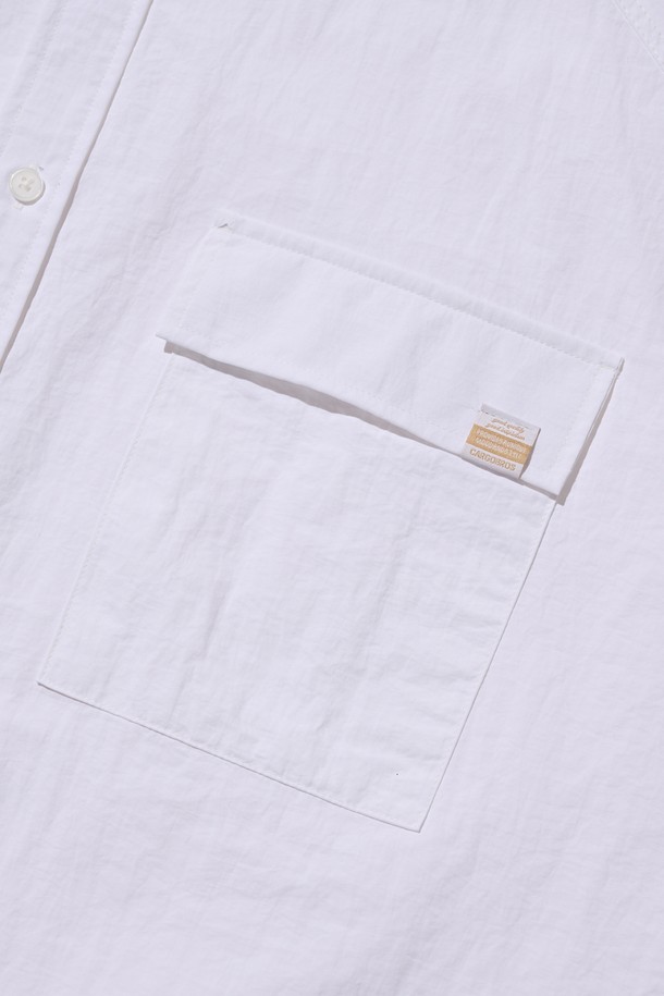 시원한 여름을 위한 NYLON OVER POCKET 반소매 셔츠 (화이트)입니다. 가볍고 시원한 나일론 소재에 오버핏 실루엣으로 편안한 착용감을 선사하며, 데일리, 바캉스, 캐주얼 등 다양한 스타일에 활용하기 좋습니다. 셔츠 칼라와 정면 투 포켓 디자인으로 캐주얼한 무드를 더했습니다.
