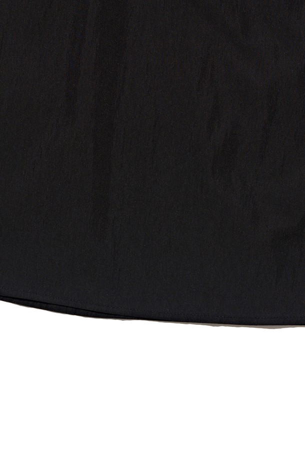 'HENRY TUNIC SHORT SLEEVE SHIRT (BLACK)'는 헨리넥 디자인과 박시한 실루엣이 돋보이는 캐주얼 셔츠입니다. 블랙과 화이트 두 가지 색상으로 출시되어 데일리룩부터 바캉스룩까지 폭넓게 활용 가능하며, 여름철 시원하게 착용할 수 있는 폴리에스테르 및 나일론 혼방 소재로 제작되었습니다. 롱 기장의 반소매 디자인으로 편안함과 스타일리시함을 동시에 잡았습니다.
