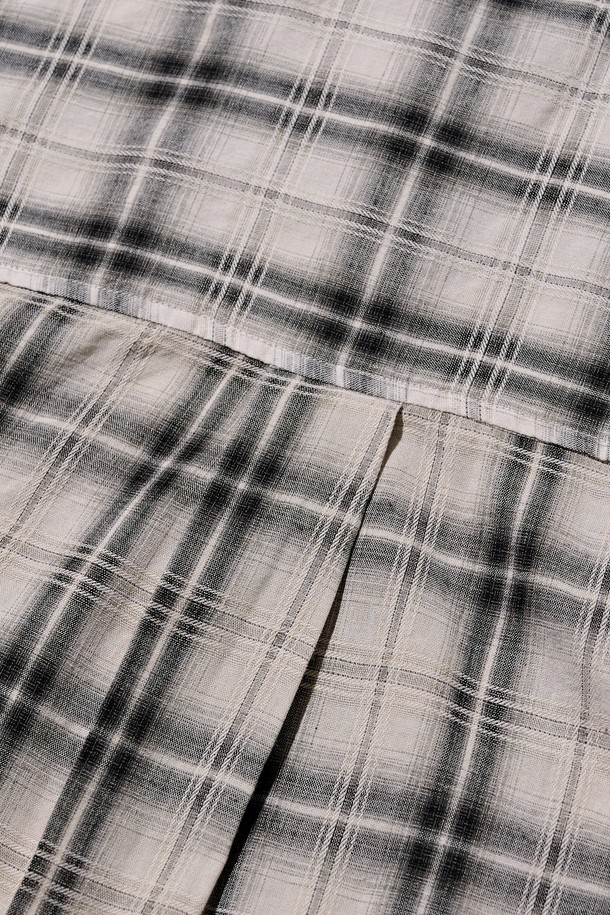 피그먼트 세미 체크 셔츠 (베이지)는 남성 고객을 위한 셔츠입니다. 부드러운 면 소재로 제작되어 편안한 착용감을 선사하며, 오버핏 실루엣과 레귤러 기장으로 트렌디한 스타일을 연출합니다. 베이지와 핑크 컬러의 체크 패턴이 돋보이며, 스트릿, 캐주얼 무드를 모두 소화할 수 있습니다. 피그먼트 워싱 처리로 빈티지한 멋을 더했으며, 봄, 가을 시즌에 활용하기 좋습니다. 긴소매 디자인으로 다양한 스타일링이 가능합니다.
