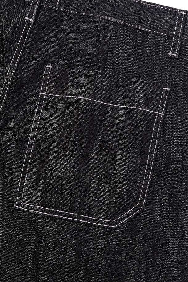 논페이드 데님 소재의 블랙 하프 팬츠입니다. 베이직한 스타일의 레귤러핏으로, 여름철 데일리룩에 활용하기 좋습니다. 스티치 라인 디자인과 버뮤다 스타일로 포인트를 더했으며, 면과 폴리에스테르 혼방 소재로 제작되어 편안한 착용감을 선사합니다.
