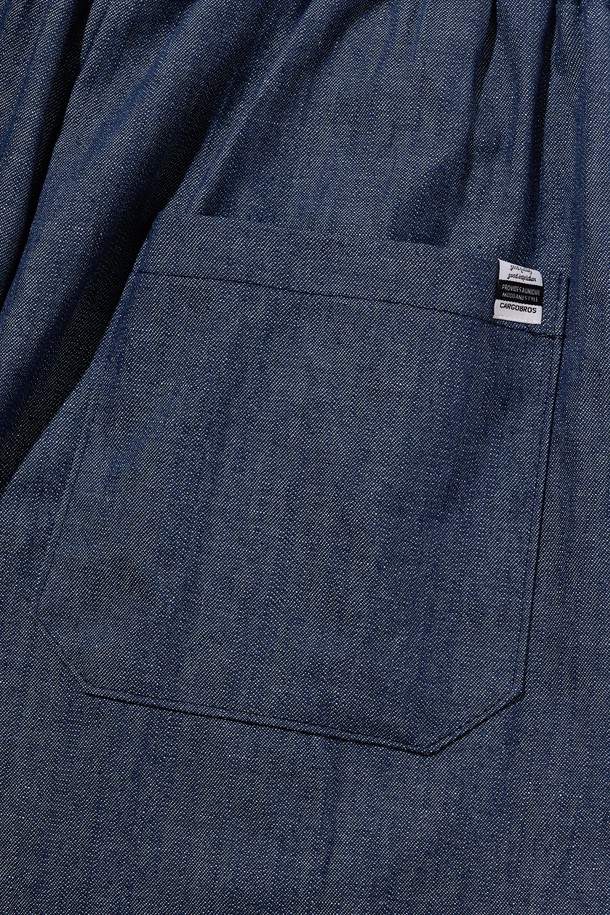 시원한 린넨과 면 혼방 소재로 제작된 TWO-TUCK LINEN BERMUDA PANTS (BLUE)입니다. 넉넉한 레귤러 핏과 투턱 디테일이 편안함과 스타일리시함을 동시에 선사하며, 여름철 캐주얼룩에 완벽하게 어울립니다. 블루, 베이지, 아이보리, 블랙, 카키 등 다양한 컬러로 출시되어 폭넓은 선택이 가능합니다.
