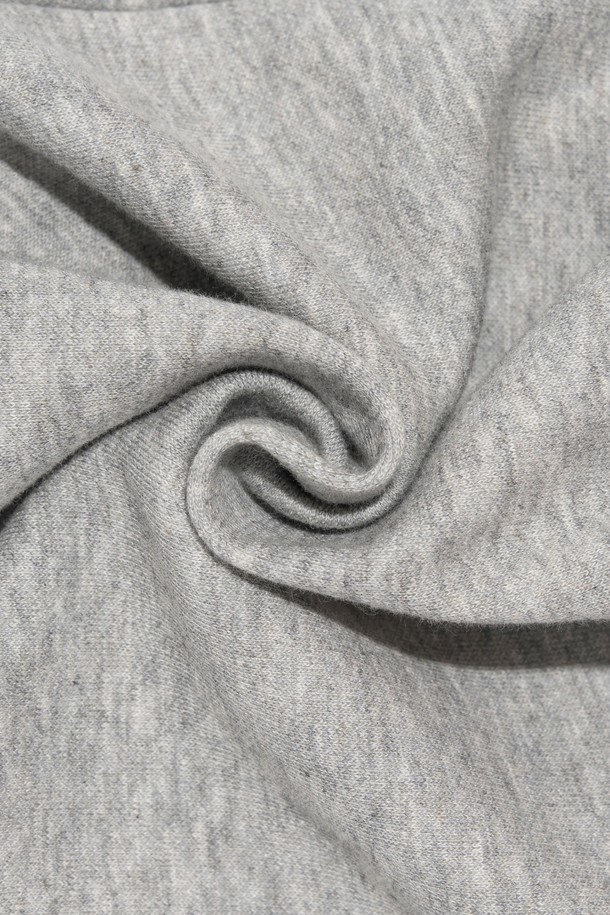 "AMERICAN LOGO LOGO SWEAT PANTS (GRAY)"는 남녀 공용으로, 캐주얼하고 빈티지한 스타일을 연출하는 스웨트 팬츠입니다. 면과 폴리에스테르 혼방 소재로 제작되어 부드러운 촉감과 편안한 착용감을 제공하며, 레귤러핏에 긴 기장으로 제작되었습니다. 봄, 가을, 겨울에 활용하기 좋으며, 로고 패턴과 밴딩 허리로 디자인되어 데일리 아이템으로 추천합니다.
