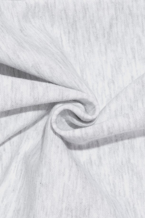 AMERICAN LOGO 로고 스웨트 팬츠 (R.GRAY)는 부드러운 면과 폴리에스테르 혼방 소재로 제작되어 편안한 착용감을 선사합니다. 캐주얼 스타일의 남성용 긴 기장 스웨트 팬츠로, 그레이 컬러에 로고와 그래픽 패턴이 돋보입니다. 밴딩 처리되어 활동성이 좋으며, 봄, 가을, 겨울철 일상복으로 활용하기 좋습니다. 통기성이 뛰어나고 관리가 용이하며, 스탠다드핏으로 편안하게 착용할 수 있습니다.
