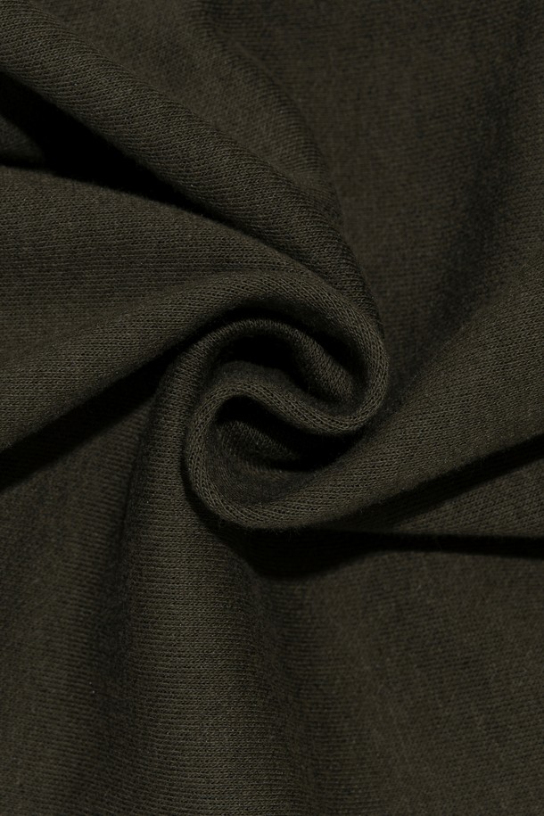 AMERICAN LOGO 로고 스웨트 팬츠 (카키)는 부드러운 면 소재로 제작되어 편안한 착용감을 선사합니다. 캐주얼, 스포티 스타일로 연출하기 좋으며, 로고 프린트 디테일이 돋보입니다. 봄, 가을, 겨울 시즌에 활용하기 좋은 두꺼운 두께감의 루즈핏 긴바지입니다.
