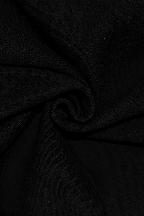 AMERICAN LOGO 로고 스웨트 팬츠는 블랙과 차콜 두 가지 색상으로 출시되어, 캐주얼 및 스트릿 스타일을 선호하는 남성분들에게 적합합니다. 면과 폴리에스테르 혼방 소재로 제작되어 부드러운 촉감과 뛰어난 통기성을 제공하며, 봄, 가을, 겨울 계절에 활용하기 좋습니다. 레귤러핏에 빈티지한 로고 그래픽 디자인을 더해 개성 있는 스타일을 연출하며, 허리 밴딩으로 편안한 착용감을 선사합니다.
