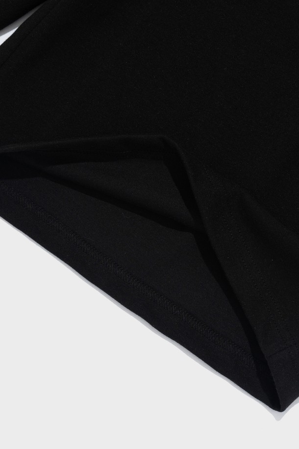 AMERICAN LOGO CARGO BERMUDA HALF PANTS (BLACK)는 캐주얼하고 스포티한 스타일의 남성용 반바지입니다. 블랙 컬러에 레귤러 핏으로 제작되었으며, 여름철 일상복으로 활용하기 좋습니다. 로고 패턴과 카고 포켓 디테일이 특징이며, 허리 밴딩으로 편안한 착용감을 제공합니다.
