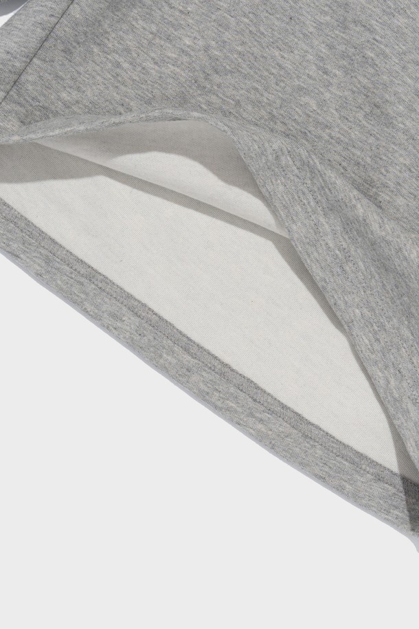 AMERICAN LOGO CARGO BERMUDA HALF PANTS (GRAY)는 여름철 일상에서 편안하게 착용하기 좋은 남성용 카고 반바지입니다. 그레이 컬러에 캐주얼하고 스포티한 스타일을 더했으며, 레귤러핏으로 편안한 착용감을 제공합니다. 면과 폴리에스테르 혼방 소재로 제작되어 부드러운 촉감과 통기성을 자랑하며, 카고 디자인과 그래픽 로고, 밴딩 처리로 실용성을 높였습니다.
