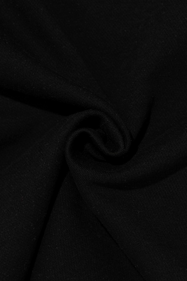 CIRCLE ONE TUCK SMALL LOGO HALF PANTS (BLACK)는 면 80%, 폴리에스테르 20% 혼방 소재로 제작되어 부드러운 촉감과 편안한 착용감을 선사합니다. 여름철에 시원하게 입을 수 있도록 통기성이 뛰어난 소재를 사용했으며, 허리 밴딩 처리로 활동성을 높였습니다. 캐주얼 및 스포티한 스타일 연출에 용이하며, 메인 로고와 서클 로고 그래픽 디자인으로 포인트를 더한 레귤러핏 반바지입니다.
