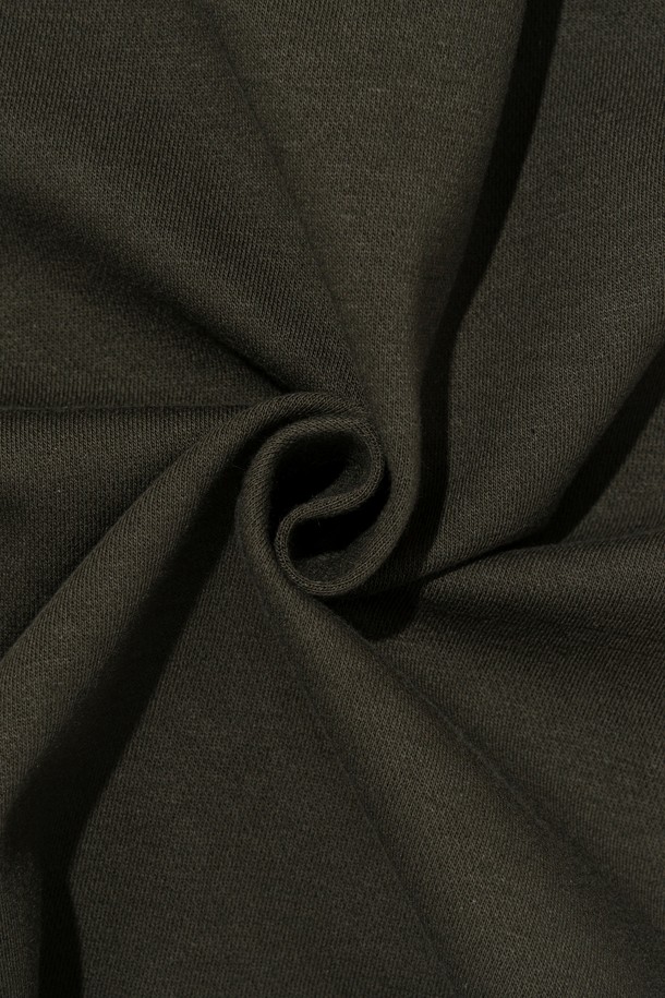 CIRCLE ONE TUCK SMALL LOGO HALF PANTS (KHAKI)는 면과 폴리에스터 혼방 소재로 제작된 남성용 반바지입니다. 메인 로고와 서클 로고 그래픽 디자인이 돋보이며, 캐주얼한 스타일링에 적합한 레귤러핏 반바지입니다. 여름철 데일리룩을 위한 트렌디한 디자인, 적당한 기장감, 우수한 착용감과 통기성으로 편안하게 착용할 수 있으며, 다양한 스타일을 연출할 수 있습니다.
