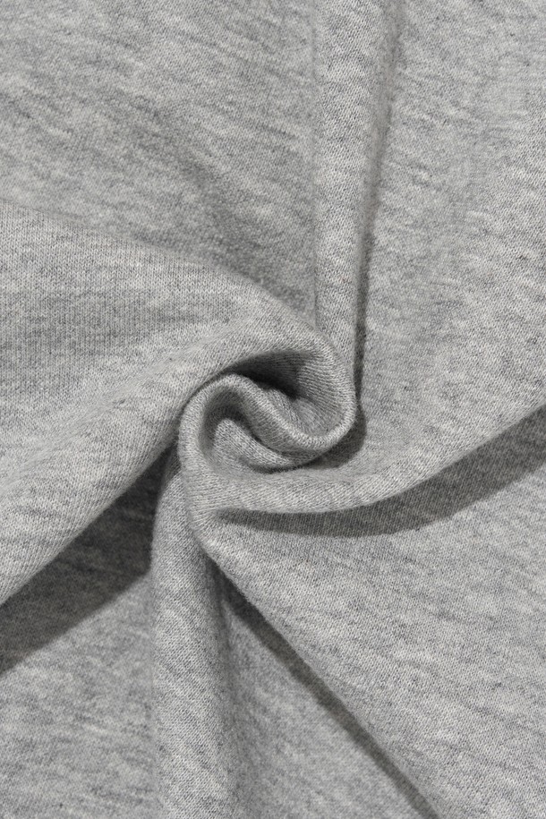 CIRCLE SMALL LOGO HALF PANTS (GRAY/CHARCHOL)는 면과 폴리에스테르 혼방 소재로 제작되어 부드러운 촉감을 선사하며 봄, 여름 시즌에 적합한 반바지입니다. 캐주얼 및 스포티한 스타일을 연출할 수 있으며, 레귤러핏으로 편안한 착용감을 제공합니다. 그레이와 차콜 두 가지 컬러 옵션으로 제공되며, 밴딩 처리와 로고 그래픽 디자인으로 포인트를 더했습니다.
