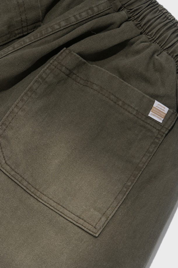 SIDE WAVE CACCION 버뮤다 팬츠는 편안한 루즈핏으로 제작된 남성용 반바지입니다. 카키 컬러의 무지 디자인으로 어떤 상의에도 쉽게 매치할 수 있으며, 드로우스트링 디테일과 밴딩 처리로 편안한 착용감을 제공합니다. 여름철 캐주얼룩을 완성해 줄 아이템입니다.
