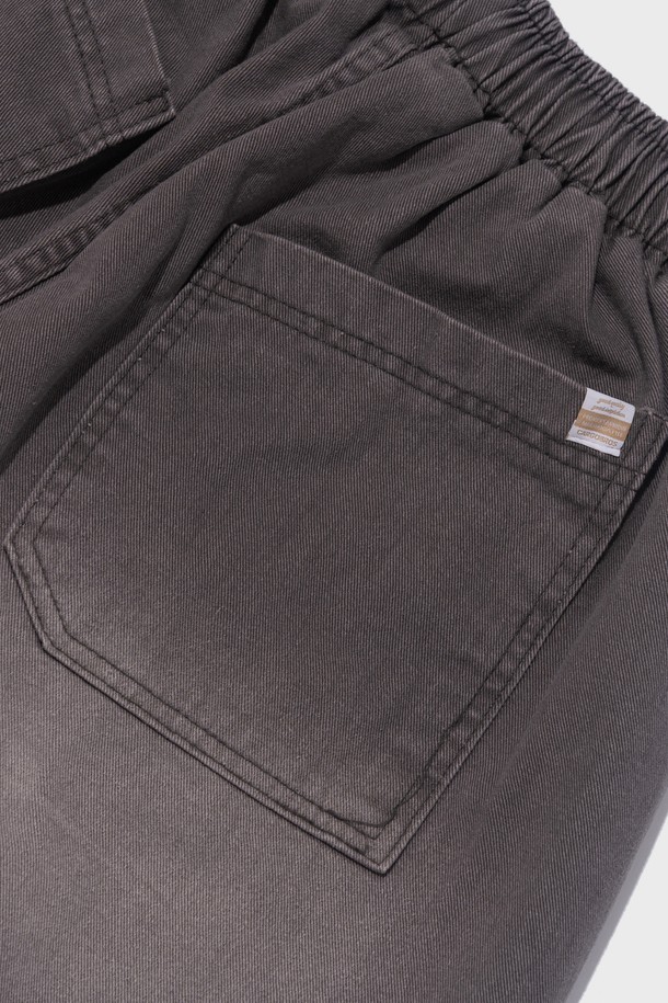 SIDE WAVE CACCION BERMUDA PANTS (GRAY)는 부드러운 면 소재로 제작되어 편안한 착용감을 제공하는 7부 기장의 버뮤다 팬츠입니다. 그레이, 베이지, 카키 세 가지 색상으로 출시되었으며, 캐주얼하고 베이직한 스타일을 연출하기 좋습니다. 카션 염색과 절개 디테일, 깔끔한 실루엣의 벌룬핏 루즈핏 바지로, 일상생활에서 폭넓게 활용할 수 있습니다.
