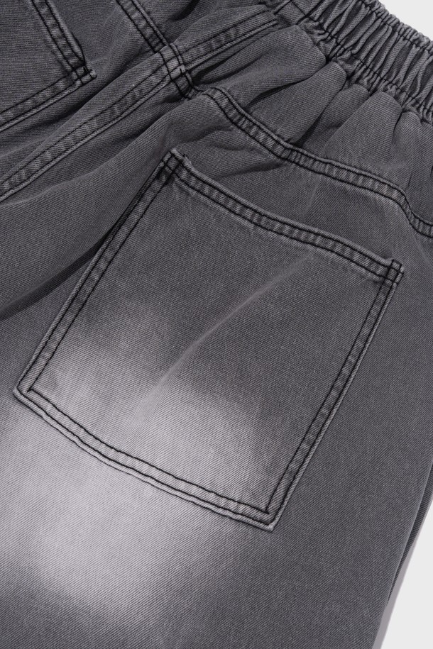 샌드 브러쉬 포켓 버뮤다 데님 팬츠 (그레이)는 캐주얼한 스타일을 연출하기 좋은 7부 기장의 와이드핏 데님 팬츠입니다. 샌드워싱 처리된 그레이 컬러 데님 소재에 밴딩 허리와 루즈핏으로 편안한 착용감을 제공하며, 비대칭 포켓 디자인으로 포인트를 더했습니다. 봄, 여름 시즌 일상복으로 활용하기 좋은 아이템입니다.
