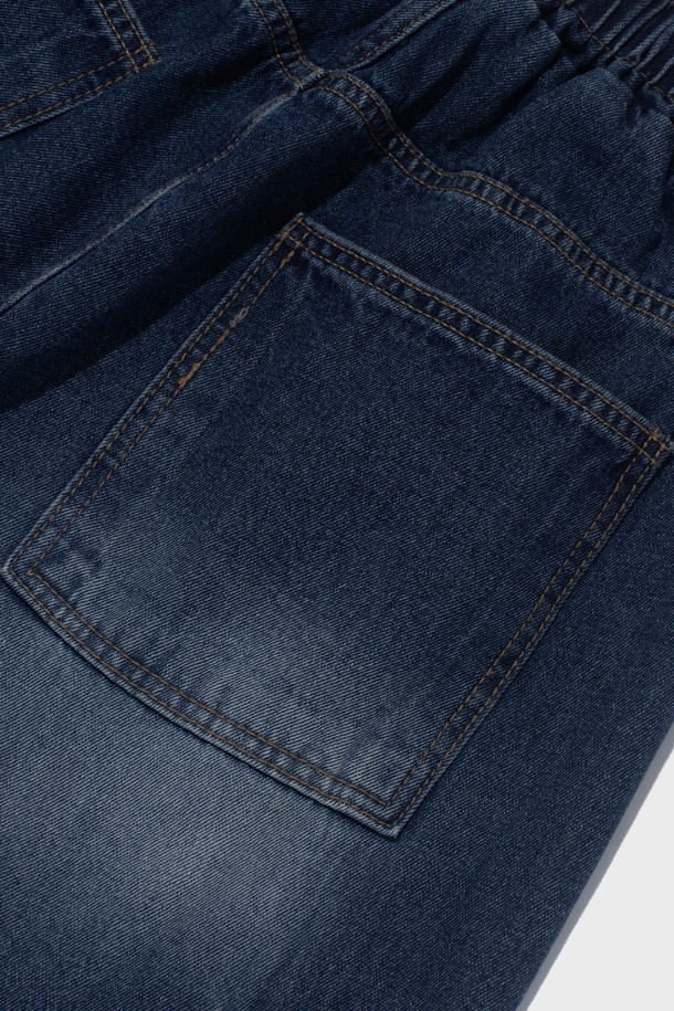 **SAND BRUSH POCKET BERMUDA DENIM PANTS (BLUE)**는 남녀 공용으로 착용 가능한 캐주얼 스타일의 버뮤다 데님 팬츠입니다. 봄, 여름 시즌에 적합하며, 워싱 처리된 블루 컬러의 데님 소재와 벌룬핏, 루즈핏의 편안한 착용감을 제공합니다. 비대칭 포켓 디자인과 밴딩 처리로 활동성을 높였으며, 드레이프 실루엣과 포켓 디테일이 돋보이는 7부~버뮤다 기장의 팬츠입니다.
