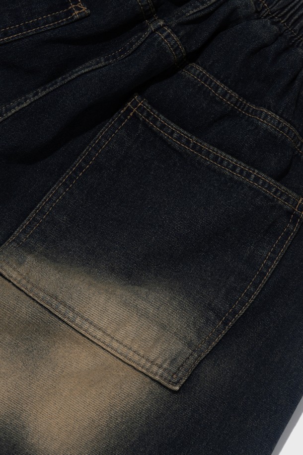 샌드 브러쉬 워싱 기법으로 빈티지한 멋을 살린 SAND BRUSH POCKET BERMUDA DENIM PANTS (D.BLUE)입니다. 밴딩 허리와 벌룬핏으로 편안한 착용감을 제공하며, 7~8부 기장으로 시원하게 즐길 수 있습니다. 비대칭 포켓 디자인과 트렌디한 스타일로 여름철 캐주얼 룩에 포인트를 더해보세요.
