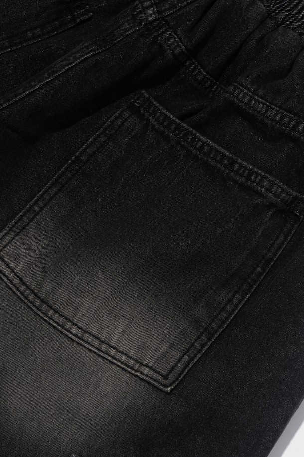 샌드 브러쉬 포켓 버뮤다 데님 팬츠 (블랙)는 남녀 모두 착용 가능한 캐주얼 스타일의 5부 기장 데님 버뮤다 팬츠입니다. 샌드워싱 가공된 블랙 데님 소재에 벌룬핏과 루즈핏을 더하여 편안하고 자연스러운 실루엣을 연출합니다. 독특한 비대칭 포켓 디자인과 밴딩 처리로 실용성을 높여 봄, 여름철 데일리룩으로 활용하기 좋습니다.
