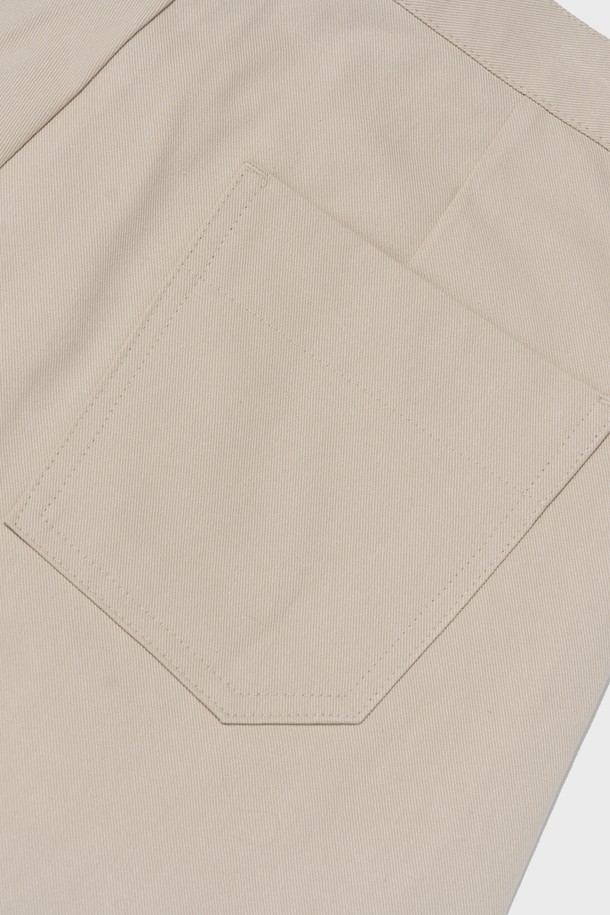 베이직하면서도 캐주얼한 무드의 남성용 PREMIUM COTTON ONE-TUCK BERMUDA PANTS입니다. 부드러운 면 소재로 제작되어 봄, 여름 시즌에 시원하고 편안하게 착용 가능하며, 레귤러핏과 5부 기장으로 활동성을 높였습니다. 베이지 컬러의 무지 디자인에 원턱 디테일을 더해 깔끔하고 세련된 스타일을 연출합니다.
