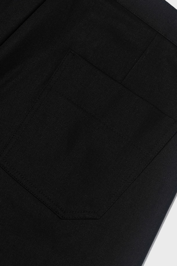 프리미엄 코튼 소재로 제작된 블랙 컬러의 ONE-TUCK 버뮤다 팬츠입니다. 릴랙스 핏의 레귤러핏으로 편안한 착용감을 선사하며, 봄, 여름 시즌 일상복으로 활용하기 좋습니다. 깔끔한 무지 패턴에 원턱 디자인으로 세련된 스타일을 연출합니다.
