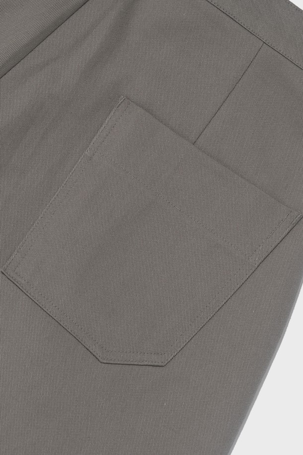 PREMIUM COTTON ONE-TUCK BERMUDA PANTS (GRAY)는 부드러운 면 소재로 제작된 남성용 5부 버뮤다 팬츠입니다. 베이직하고 캐주얼한 스타일의 레귤러핏으로, 여름철 일상에서 편안하게 착용하기 좋습니다. 그레이 컬러의 무지 디자인에 원턱 디테일이 더해져 세련된 느낌을 줍니다.
