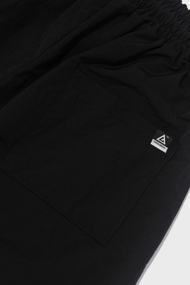 NYLON PINTUCK BERMUDA PANTS (BLACK)는 캐주얼한 스타일의 공용 버뮤다 팬츠입니다. 나일론 소재로 제작되어 봄, 여름 시즌에 착용하기 좋으며, 8부 기장에 와이드 핏으로 편안한 착용감을 선사합니다. 밑단 스트링 디테일과 벌룬핏 디자인이 특징이며, BLACK, BEIGE, KHAKI, GRAY, CHARCOAL 5가지 색상으로 출시되었습니다.
