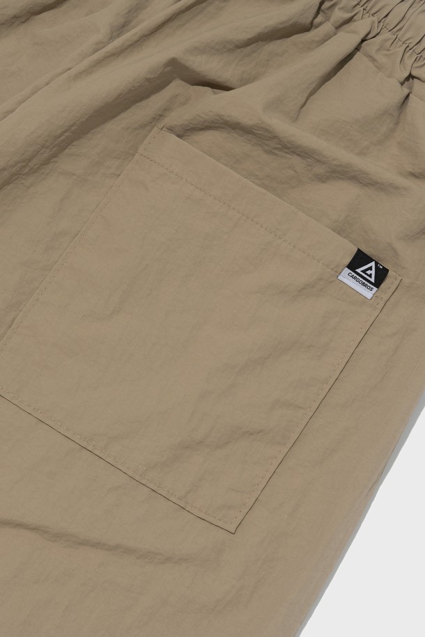 베이직한 무드의 핀턱 디테일이 돋보이는 나일론 버뮤다 팬츠입니다. 루즈핏으로 편안한 착용감을 선사하며, 허리 스트링과 밴딩으로 사이즈 조절이 용이합니다. 봄, 여름 시즌에 시원하게 착용하기 좋은 얇은 두께감과 부드러운 촉감을 자랑합니다.
