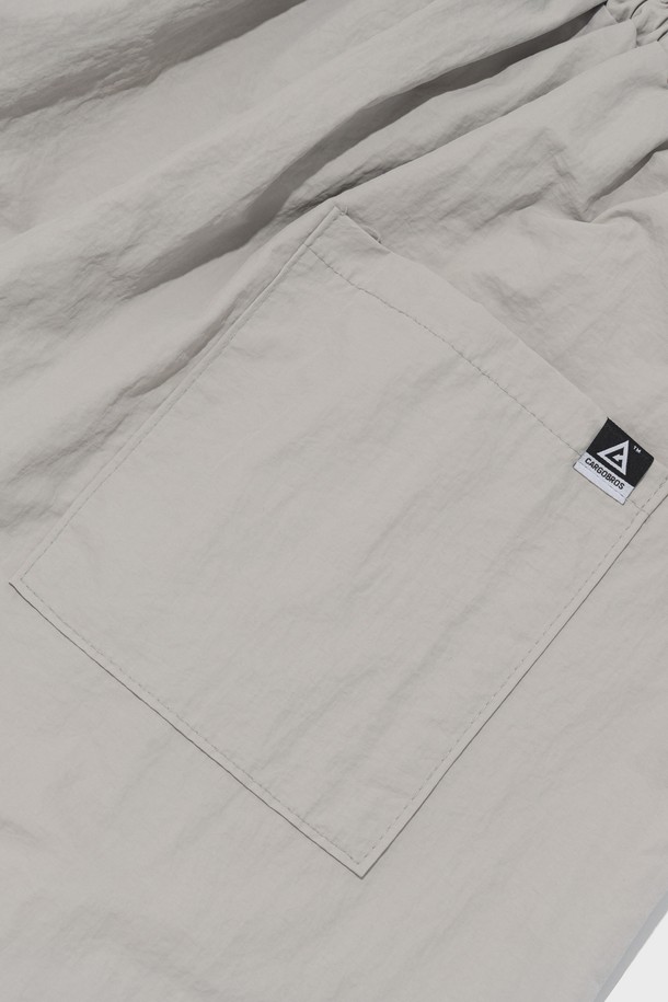 NYLON PINTUCK BERMUDA PANTS (GRAY)는 캐주얼한 무드의 여름용 버뮤다 팬츠입니다. 가볍고 시원한 나일론 소재에 핀턱 디테일과 와이드 실루엣으로 편안한 루즈핏을 제공하며, 밑단 스트링으로 핏 조절이 가능합니다. 데일리룩에 활용하기 좋은 그레이 컬러의 밴딩 반바지입니다.
