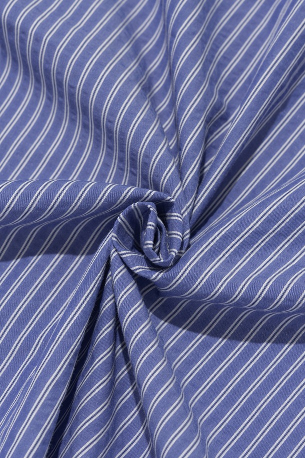 **SUMMER MARINE SHORTS (BLUE)**는 시원한 여름을 위한 여성용 반바지입니다. 부드러운 촉감의 면, 폴리에스테르, 레이온 혼방 소재로 제작되었으며, 얇은 두께와 통기성 좋은 디자인으로 편안한 착용감을 선사합니다. 마린 스타일의 패턴과 릴랙스핏, 밴딩 허리, 파자마 스타일로 일상 및 캐주얼 룩으로 활용 가능하며, 세트 또는 단품으로도 멋스럽게 연출할 수 있습니다.
