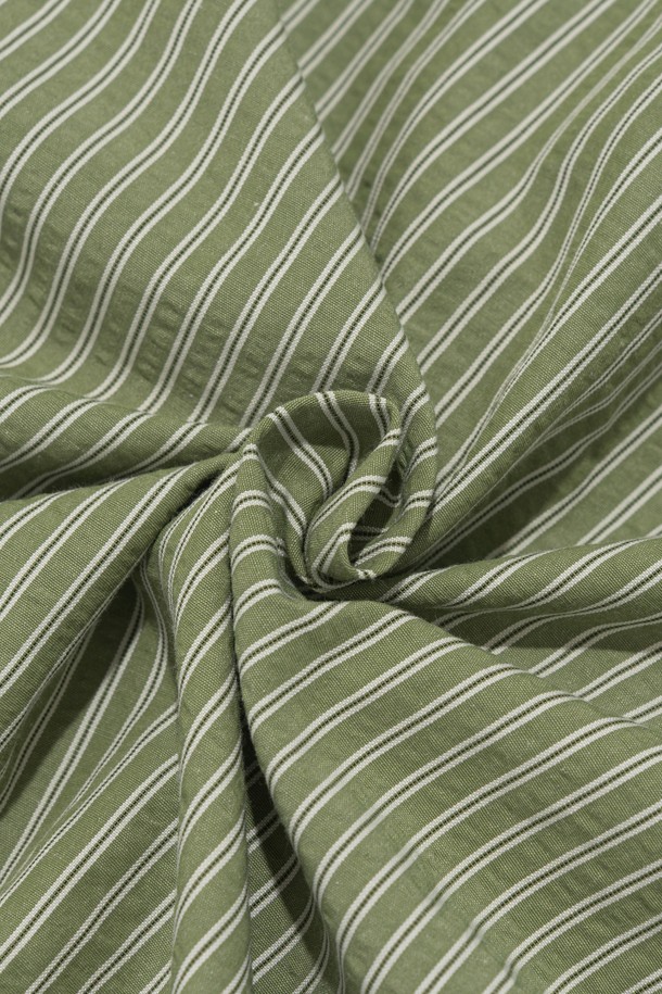 SUMMER MARINE SHORTS (GREEN)는 시원한 여름을 위한 캐주얼 반바지입니다. 면, 폴리에스테르, 레이온 혼방의 부드러운 촉감과 얇은 두께로 편안한 착용감을 선사하며, 릴랙스핏과 밴딩 허리 디자인으로 활동성을 높였습니다. 마린 패턴과 그린 컬러가 어우러져 파자마 스타일의 편안함과 통기성을 갖춘, 일상에서 활용하기 좋은 아이템입니다.
