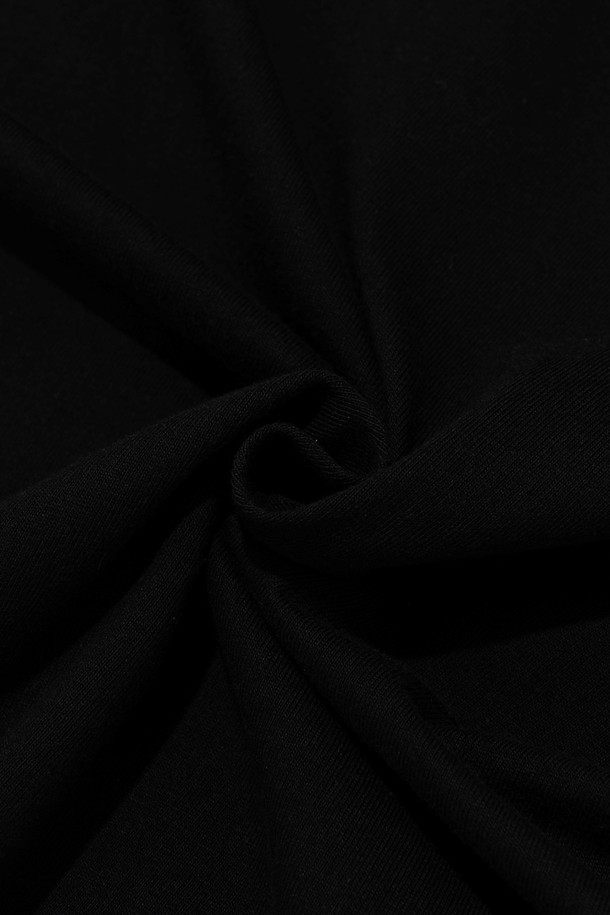 PLAIN BOX OVER SLEEVELESS SHIRT (BLACK)는 부드러운 면 소재로 제작된, 일상복으로 활용하기 좋은 민소매 티셔츠입니다. 라운드넥에 레귤러핏으로 편안하게 착용할 수 있으며, 얇은 두께감과 박시한 실루엣이 특징입니다. 베이직하고 미니멀한 스타일로 여름철 다양한 룩에 매치하기 좋습니다.
