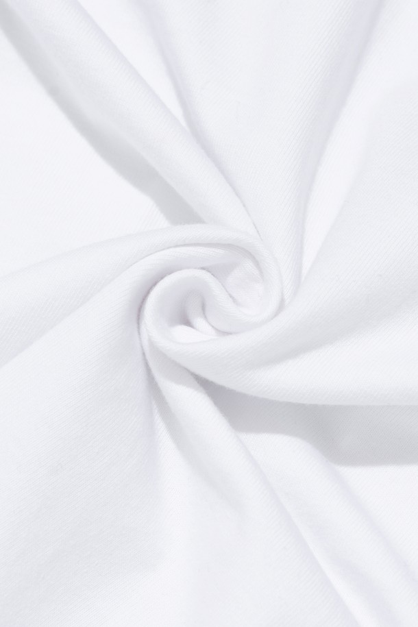 깔끔하고 시원한 화이트 컬러의 플레인 박스 오버 민소매 셔츠입니다. 부드러운 면 소재로 제작되어 얇고 가벼운 착용감을 선사하며, 일상복으로 활용하기 좋습니다. 라운드넥에 레귤러핏, 오버사이즈 디자인으로 베이직하면서도 미니멀한 스타일을 연출합니다.
