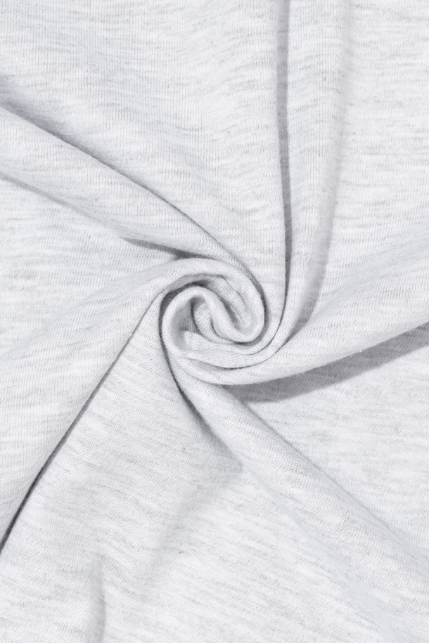 그레이 컬러의 CAMO PATTERN 85 반소매 티셔츠입니다. 캐주얼하고 밀리터리한 스타일의 남성용 티셔츠로, 봄, 여름에 시원하게 착용하기 좋습니다. 얇은 면 소재에 레귤러핏으로 제작되었으며, 라운드넥 디자인과 카모 패턴, 그리고 85 숫자 프린트가 특징입니다.
