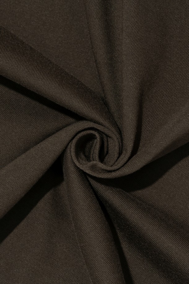 카키 컬러의 CAMO PATTERN 85 반팔 티셔츠입니다. 면 소재로 제작되어 부드러운 촉감을 자랑하며, 봄, 여름에 가볍게 착용하기 좋습니다. 밀리터리 스타일의 카모 패턴과 레귤러핏 디자인으로 캐주얼한 느낌을 연출하며, 라운드넥과 숫자 프린트가 특징입니다.
