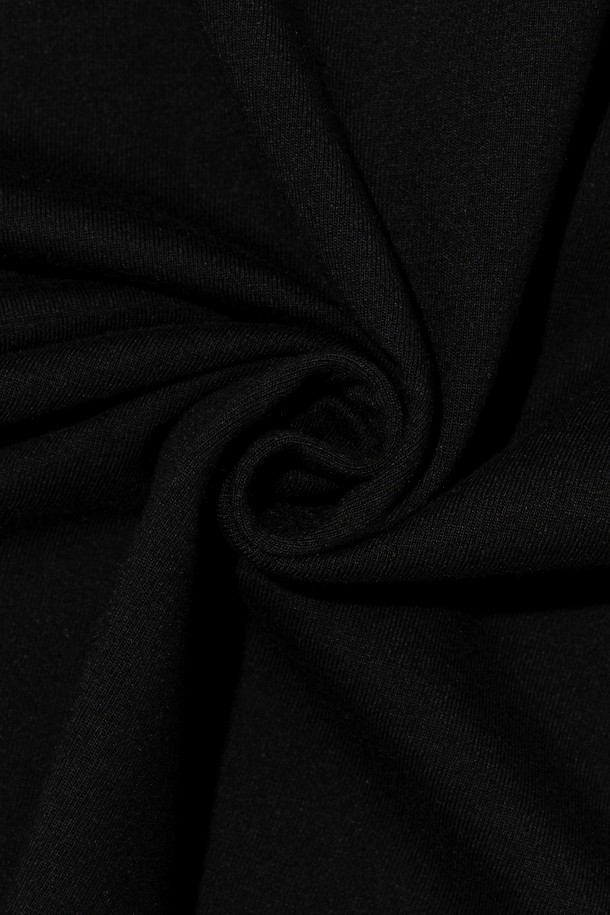 AMERICAN FREEDOM 반소매 티셔츠 (블랙)는 면과 폴리에스테르 혼방 소재로 제작되어 부드러운 촉감과 뛰어난 통기성을 제공합니다. 레귤러 핏의 라운드넥 디자인으로, 캐주얼한 일상복으로 활용하기 좋으며, 미국 국기 디자인과 그래픽 프린팅이 돋보입니다. 블랙, 화이트, 그레이, 네이비 등 다양한 색상으로 출시되어 취향에 맞게 선택할 수 있으며 관리가 용이합니다.
