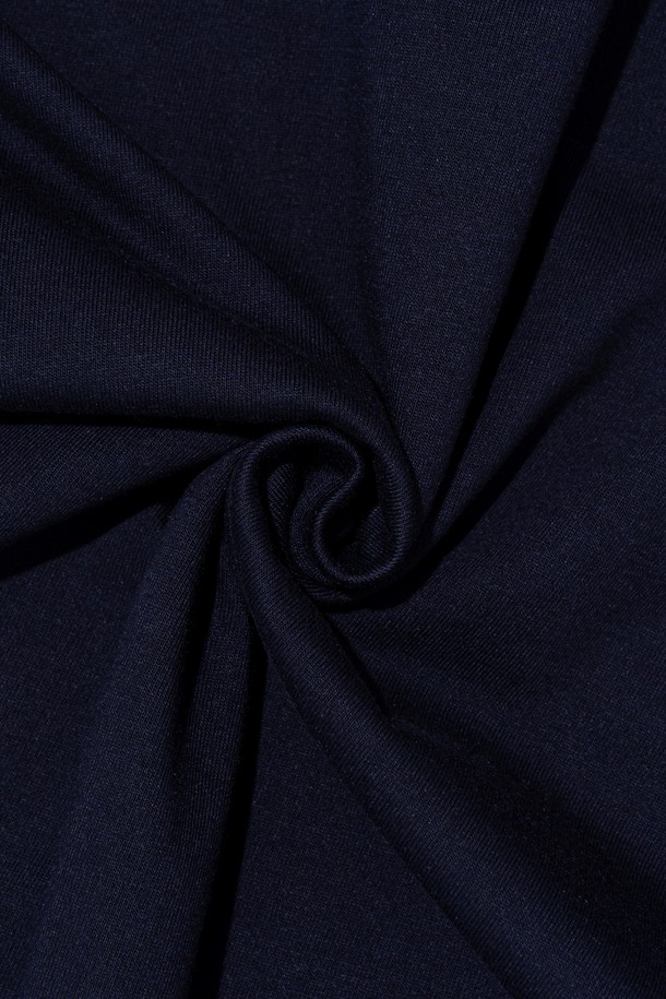 네이비 컬러의 AMERICAN FREEDOM 반소매 티셔츠입니다. 면과 폴리에스테르 혼방 소재로 제작되어 부드러운 촉감을 선사하며, 일상복으로 편안하게 착용할 수 있습니다. 캐주얼한 스타일의 라운드넥 티셔츠로, 봄, 여름에 어울리는 미국 국기 모티프의 그래픽 디자인이 돋보입니다.
