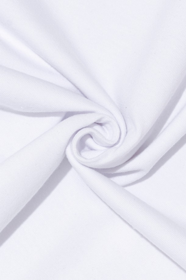 **빅 사이즈 웨스턴 베이스 반팔 티셔츠 (WHITE)**는 면과 폴리에스테르 혼방 소재로 제작되어 부드러운 촉감과 편안한 착용감을 제공합니다. 라운드넥에 오버핏으로 디자인되어 캐주얼한 스타일을 연출하며, 얇은 두께감으로 봄, 여름철 시원하게 입을 수 있습니다. 로고 패턴과 다양한 컬러(White, Black, Wine, Khaki) 옵션으로 폭넓은 스타일을 소화하며, 통기성이 좋아 쾌적하게 착용하고 관리할 수 있습니다.
