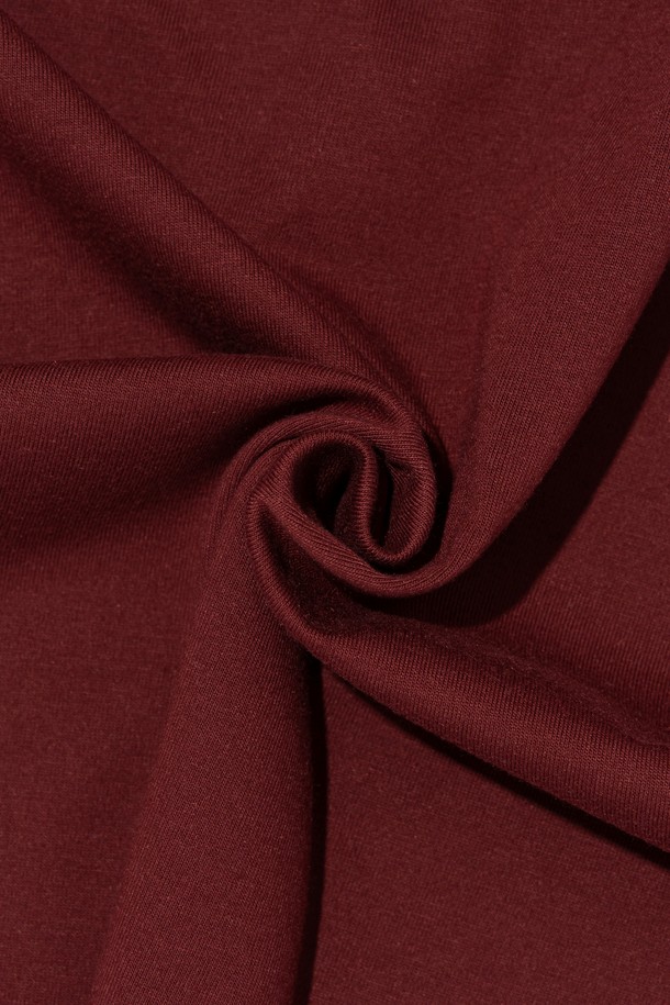 **BIG SIZE WESTERN BASE 반팔 티셔츠 (와인)**는 면과 폴리에스테르 혼방 소재로 제작되어 부드러운 촉감과 뛰어난 통기성을 자랑합니다. 넉넉한 레귤러핏과 라운드넥 디자인, 빈티지한 로고/프린트 패턴으로 캐주얼한 스타일을 연출하며, 빅사이즈로 편안하게 데일리룩을 완성할 수 있습니다. 봄, 여름 시즌에 활용하기 좋은 와인 컬러의 반팔 티셔츠입니다.
