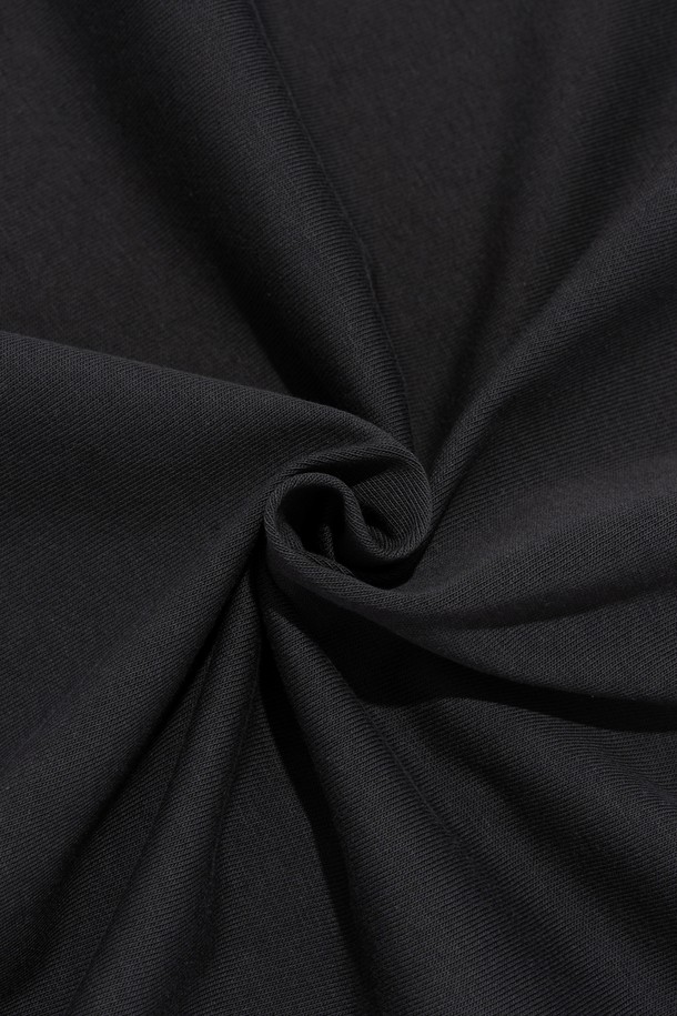 빈티지 솔리드 에어 반소매 티셔츠 (차콜)는 봄, 여름 시즌에 어울리는 부드러운 면 소재의 라운드넥 반소매 티셔츠입니다. 베이직하고 캐주얼한 스타일로, 레귤러핏의 레귤러 기장이며 얇은 두께감으로 편안하게 착용할 수 있습니다. 차콜 색상의 무지 디자인에 빈티지한 느낌을 더해 일상복으로 활용하기 좋습니다.
