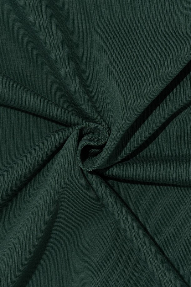 빈티지 솔리드 에어 반팔 티셔츠 (GREEN)는 면과 폴리에스터 혼방 소재로 제작되어 부드러운 촉감과 쾌적한 착용감을 제공합니다. 베이직한 디자인에 스탠다드핏으로 편안하게 착용 가능하며, 소매, 밑단, 넥 라인은 더블 스티치 마감으로 내구성을 높였습니다. 데일리 및 캐주얼 스타일 모두 소화 가능한 활용도 높은 반팔 티셔츠입니다.
