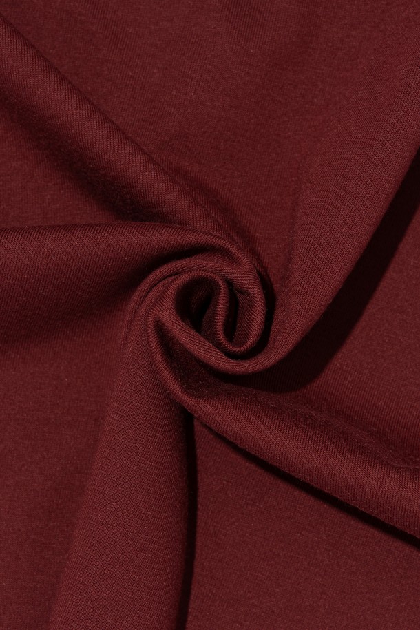 (BIG SIZE) 오버 박스 로고 반팔 티셔츠 (와인)는 남녀 모두 착용 가능한 캐주얼 & 스트릿 스타일의 반팔 티셔츠입니다. 면과 폴리에스테르 혼방 소재로 제작되어 봄, 여름철에 편안하게 착용할 수 있으며, 오버핏 & 박스핏 디자인과 와인 컬러의 조화로 트렌디한 스타일을 연출합니다. 라운드넥에 로고 패턴이 포인트로 들어가, 빅사이즈로 편안함과 스타일리시함을 동시에 잡았습니다.
