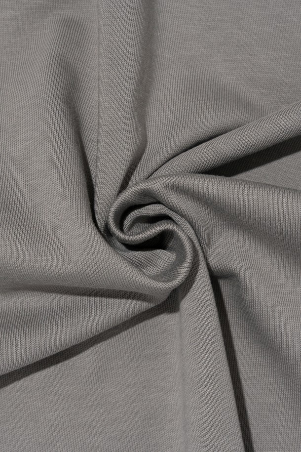 USA 플래그 프린트가 돋보이는 그레이 컬러의 반소매 티셔츠입니다. 부드러운 면 소재로 제작되어 봄, 여름철 일상에서 편안하게 착용하기 좋습니다. 라운드넥, 레귤러핏 디자인으로 남녀 모두 캐주얼하고 베이직한 스타일을 연출할 수 있습니다.
