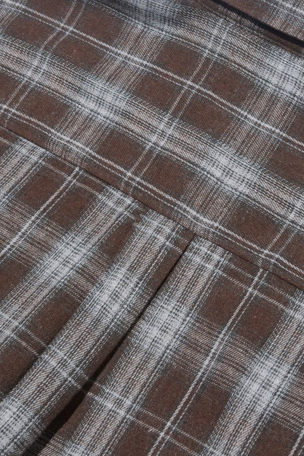 클래식 어반 체크셔츠 (브라운)는 봄, 가을에 어울리는 남녀 공용 상의입니다. 부드러운 촉감의 폴리에스테르와 면 혼방 소재로 제작되었으며, 오버핏과 레귤러 기장으로 편안한 착용감을 선사합니다. 차이나칼라와 긴소매 디자인, 브라운 컬러의 체크 패턴이 클래식하면서도 캐주얼한 분위기를 연출합니다. 셔츠/아우터 겸용이 가능하며 드레이프 실루엣으로 자연스러운 스타일을 완성합니다. 데이트룩, 카페룩, 가을 나들이룩 등 다양한 TPO에 매치하여 미니멀하고 세련된 스타일을 연출해보세요.
