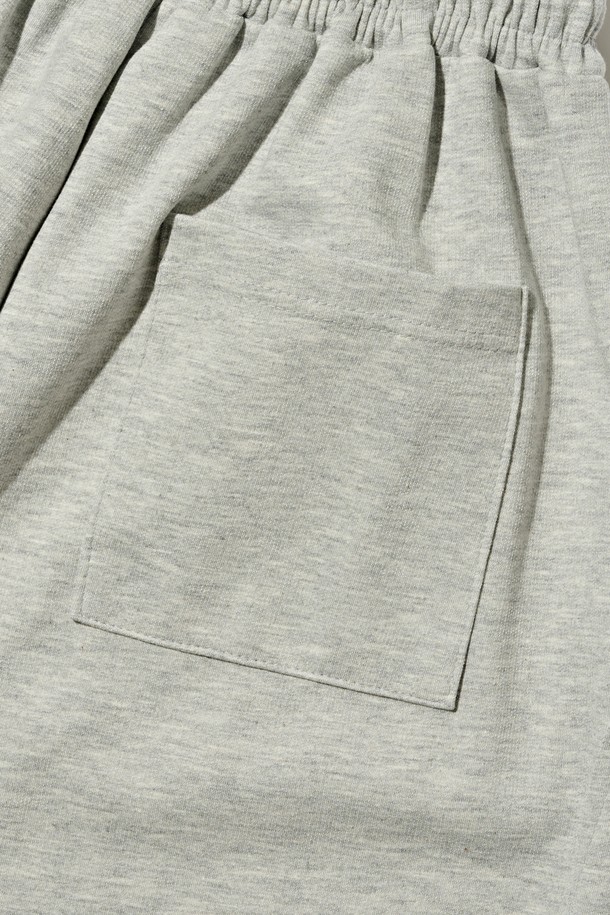 그레이 컬러의 스트릿 컴포트 스웨트팬츠입니다. 면 소재로 제작되어 뻣뻣한 촉감과 루즈핏을 선사하며, 와이드한 바지핏으로 편안함을 강조합니다. 허리 밴딩 처리로 활동성을 높였으며, 앞면 시임 디테일이 돋보입니다. 무지 디자인으로 어떤 스타일에도 쉽게 매치할 수 있으며, 넉넉한 다리통과 형태 유지력으로 편안함과 스타일을 동시에 잡았습니다. 일상, 집콕, 산책 등 다양한 TPO에 활용할 수 있는 캐주얼하고 스트릿한 무드의 스웨트팬츠입니다.
